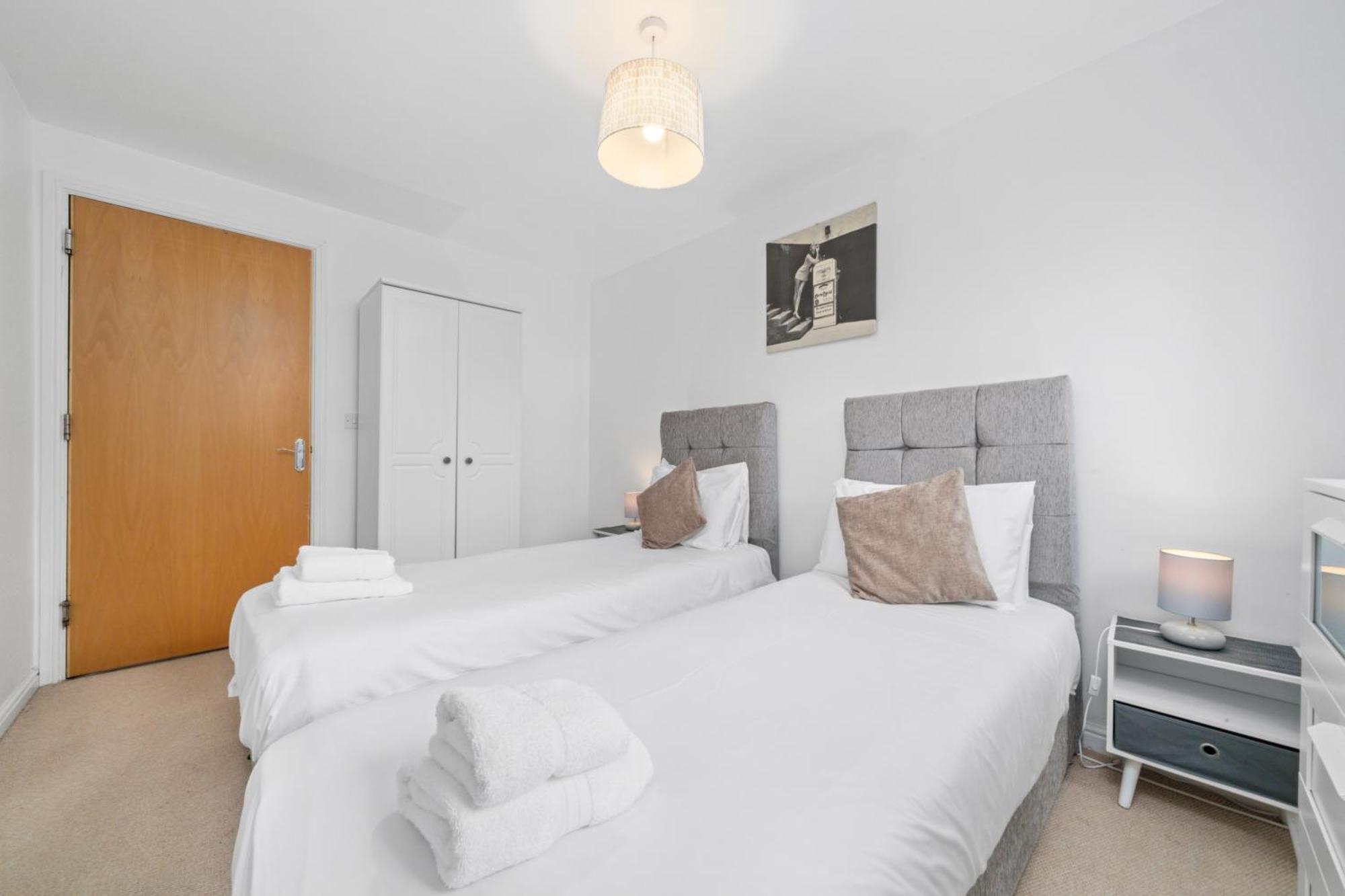 Saughton Suite With Views Of Water Of Leith 爱丁堡 外观 照片